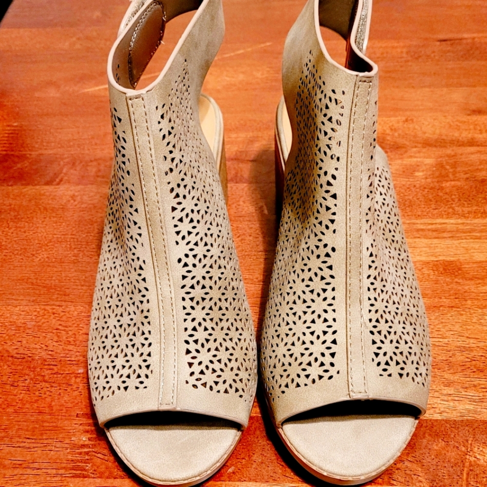 NWT cute pair of sandals. Size 5M